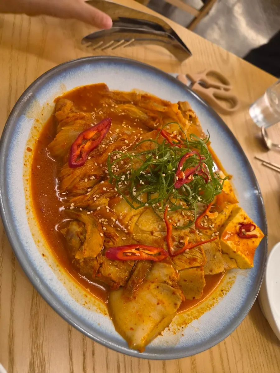 채소가 가득 올라간 간장제육과 제철샐러드