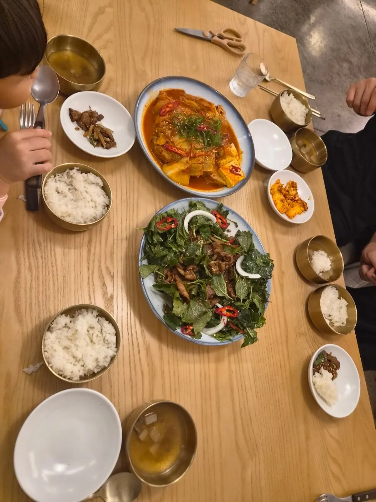 큼직한 고기와 익은 김치가 담긴 고유 돼지김치찜
