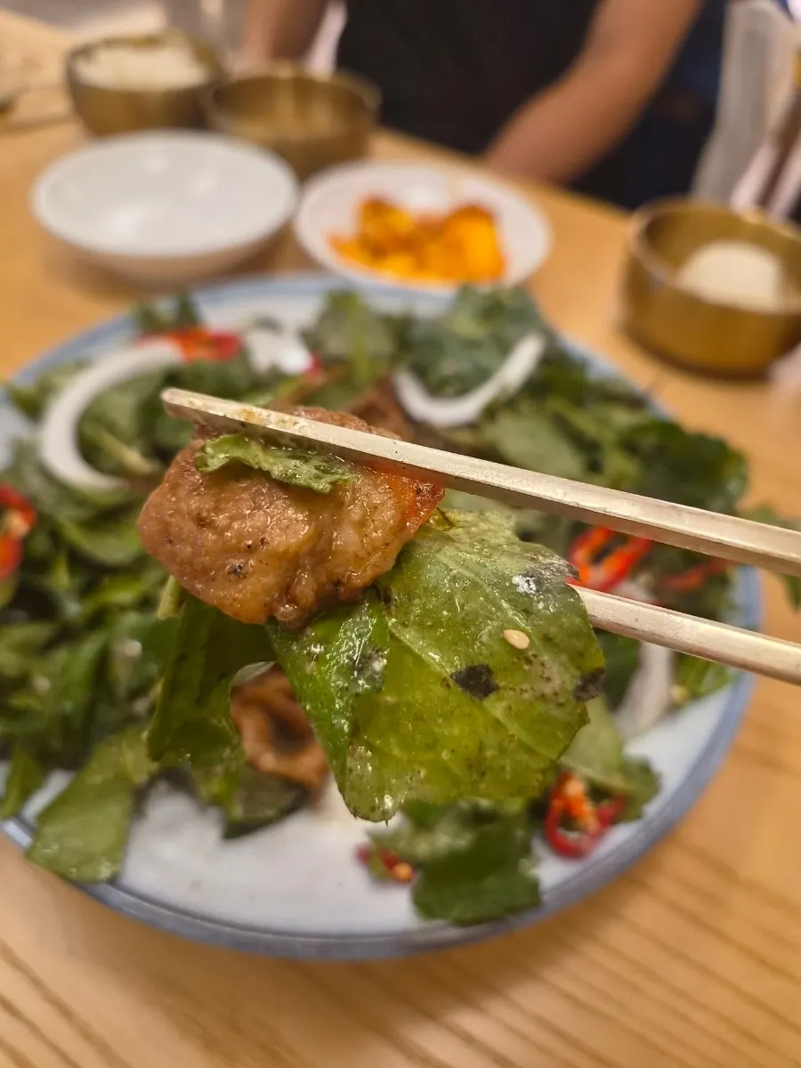 돼지김치찜과 간장제육을 함께 차린 저녁 상차림