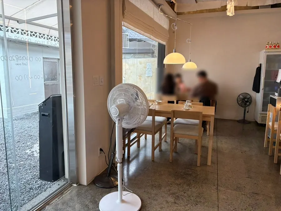 통창으로 햇살이 들어오는 고유 내부