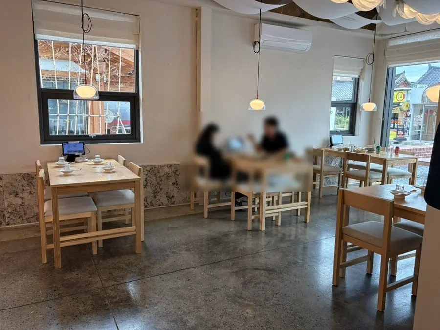 깔끔하게 정돈된 고유 매장 좌석