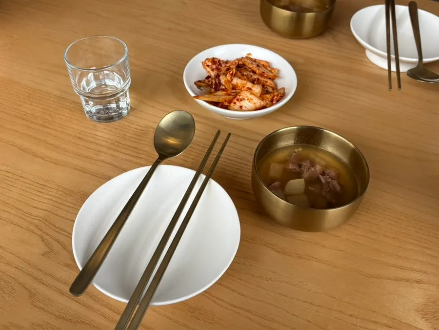 기본 세팅으로 나온 김치와 소고기 뭇국