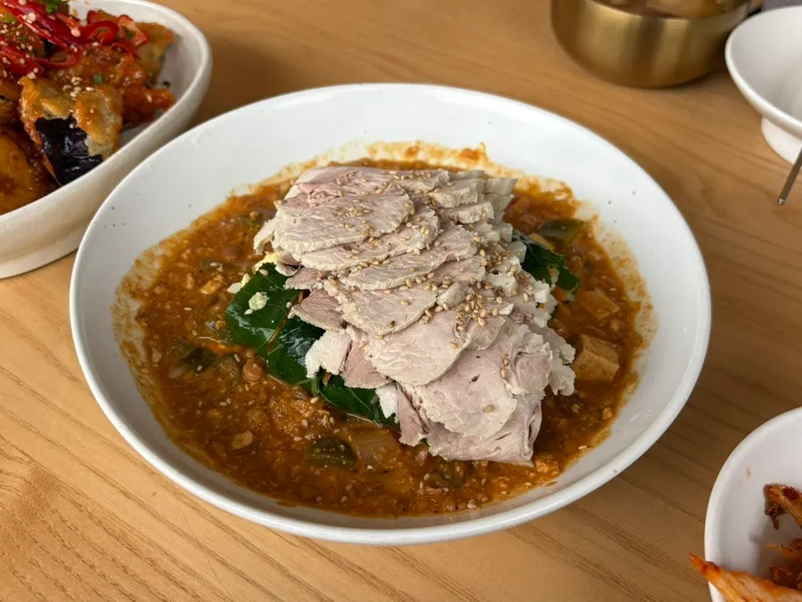 케일 쌈밥에 강된장과 냉제육을 올린 모습