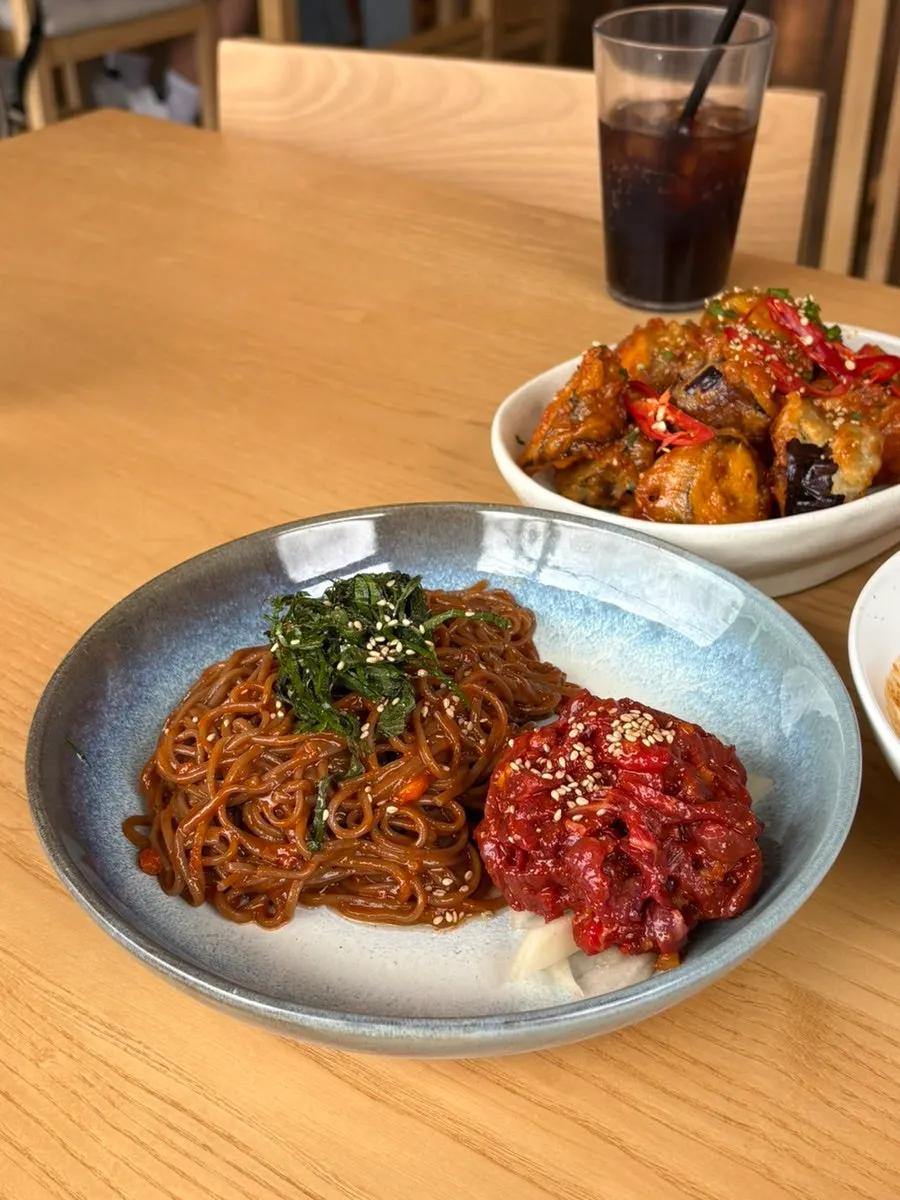 한우육회가 올라간 고유 비빔 메밀면