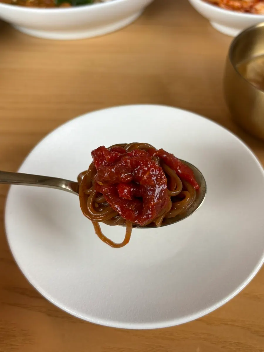 양념장을 비빈 한우육회 비빔 메밀면