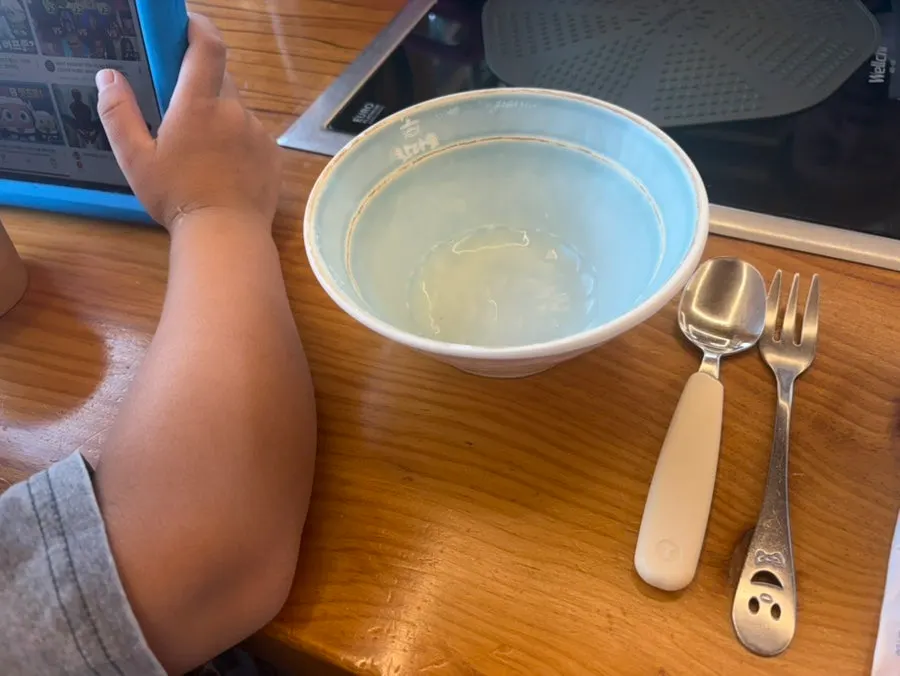 세팅된 테이블과 어린이 수저
