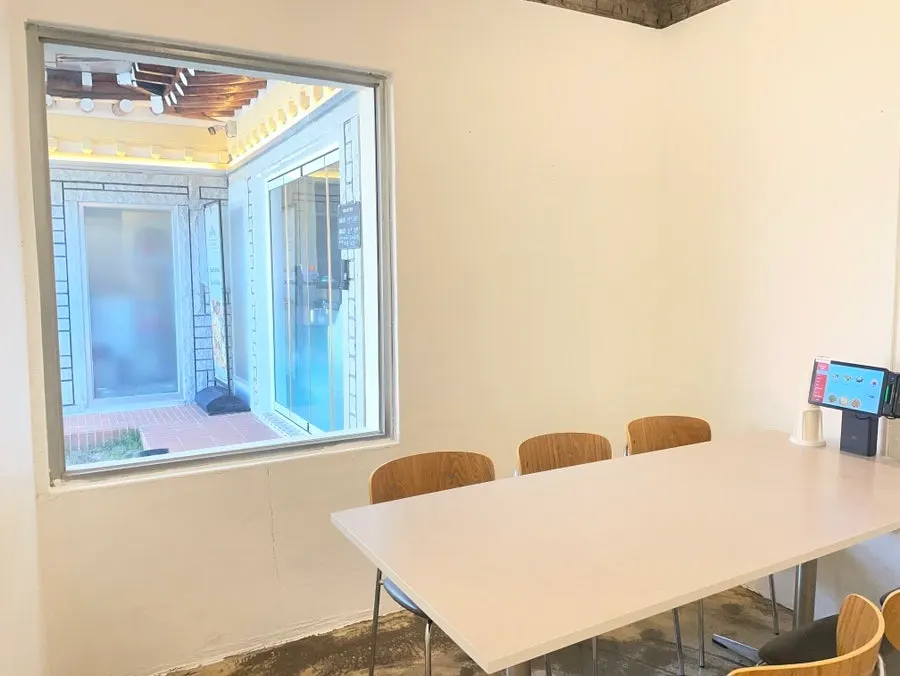 Midam Kitchen's group table for 6