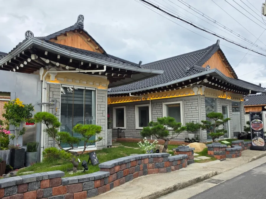 Entrance and tiled roof of Midam Kitchen