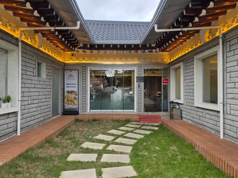 Courtyard of Midam Kitchen's ㄷ-shaped hanok layout