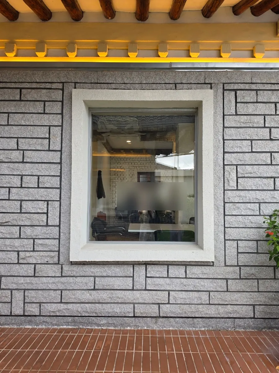 Hanok room seating overlooking the courtyard at Midam Kitchen