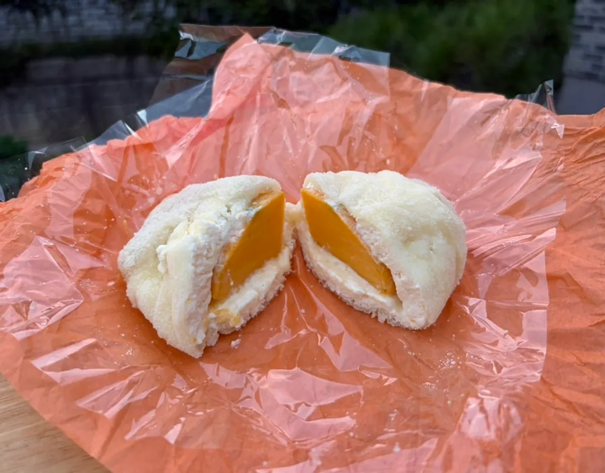 반으로 자른 타르당 망고모찌 단면
