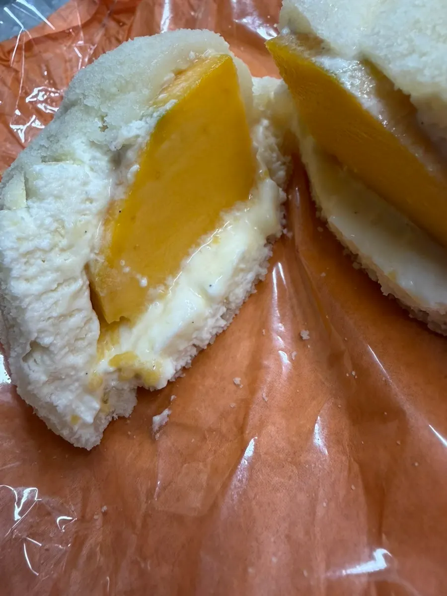 요거트 크림이 보이는 망고모찌