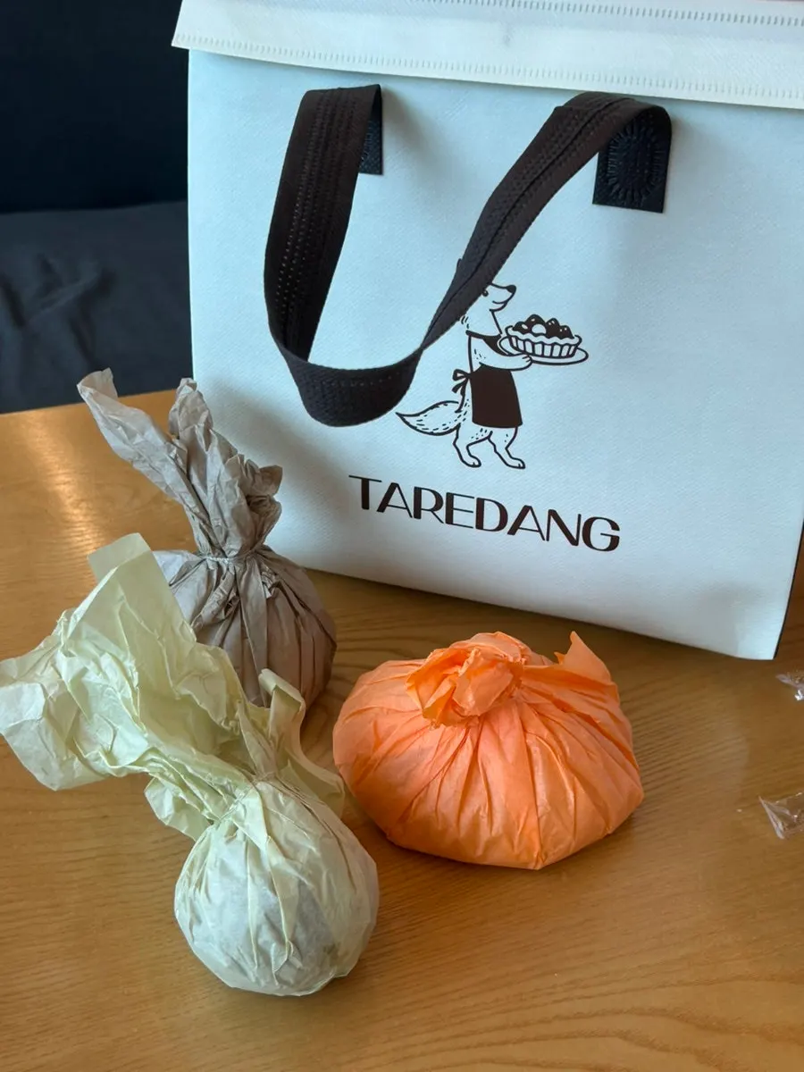 타르당 진열된 과일 모찌와 타르트