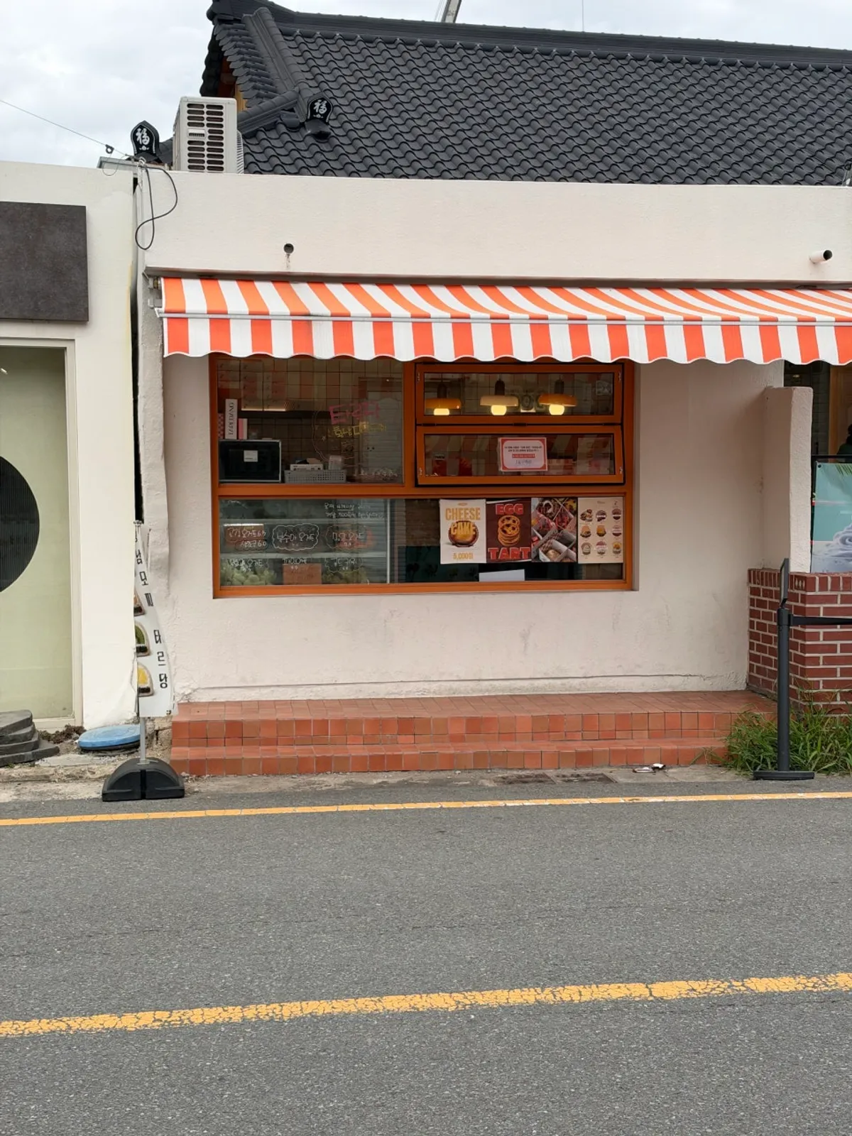 Exterior of Tareudang, the fruit mochi shop on Hwangnidang-gil in Gyeongju