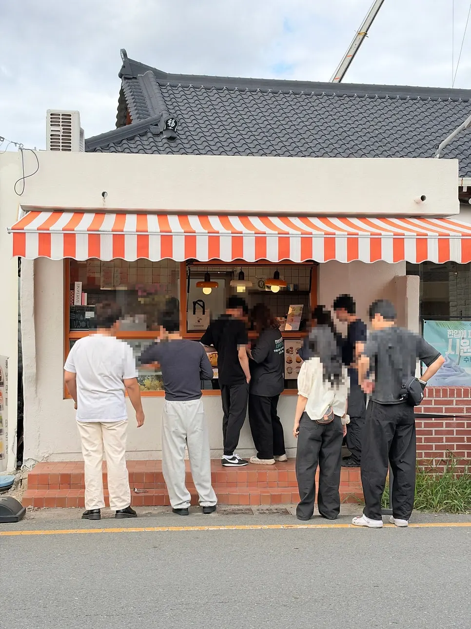 Line of customers waiting in front of Tareudang