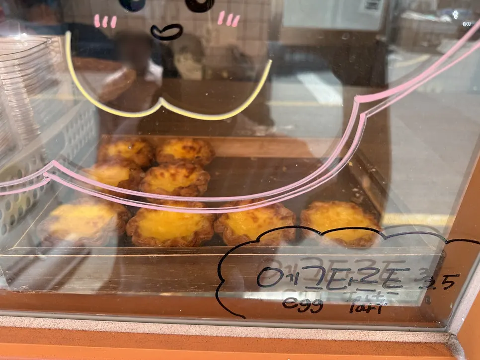 Fruit mochi flavors arranged on Tareudang's display case
