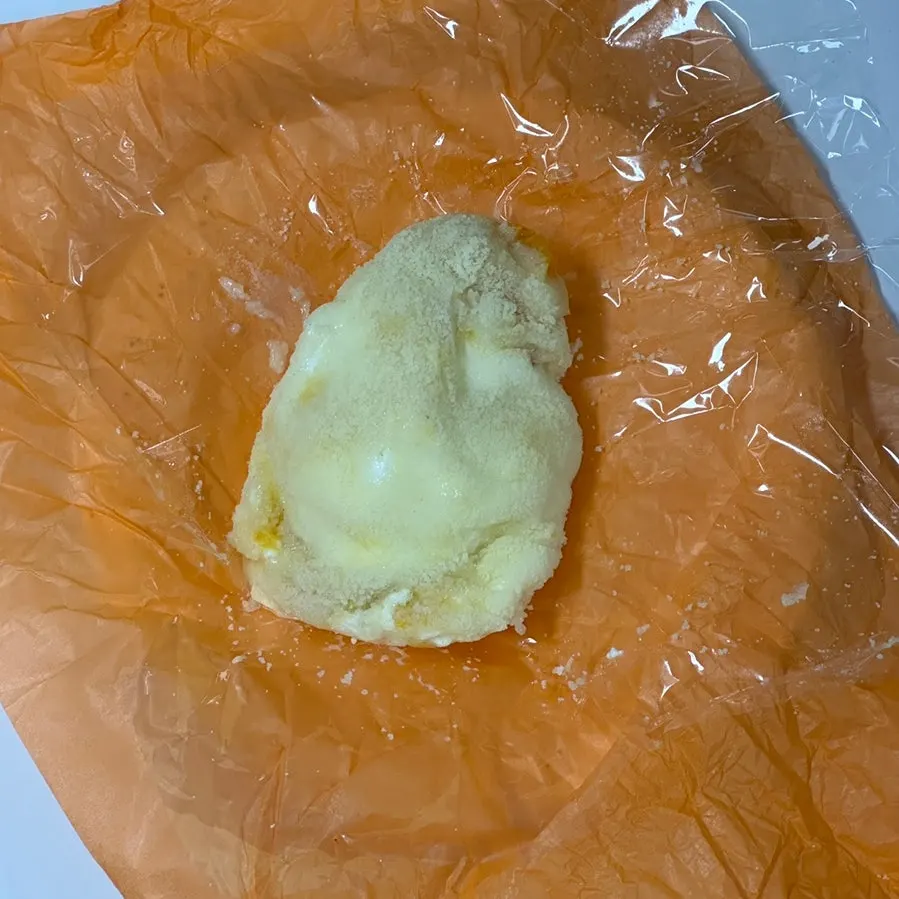 카스테라 가루와 요거트 크림이 보이는 모찌 단면