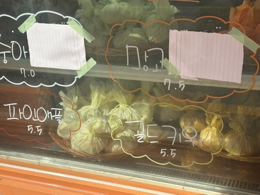 쇼케이스에 진열된 과일모찌