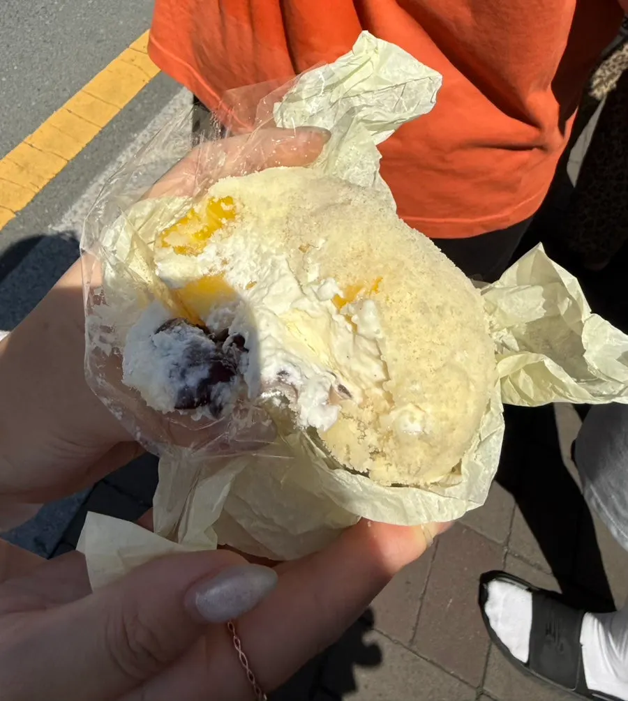 파인애플이 여러 조각 든 파인애플모찌 단면