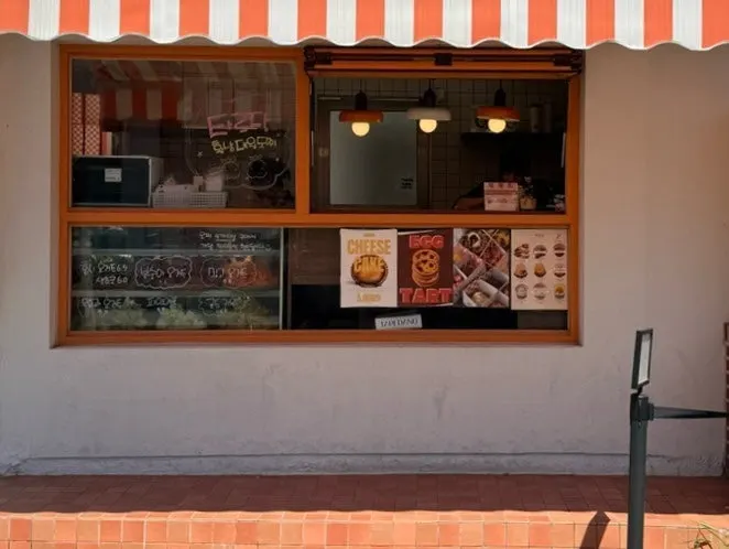 Front of the small, takeout-focused Tareudang shop