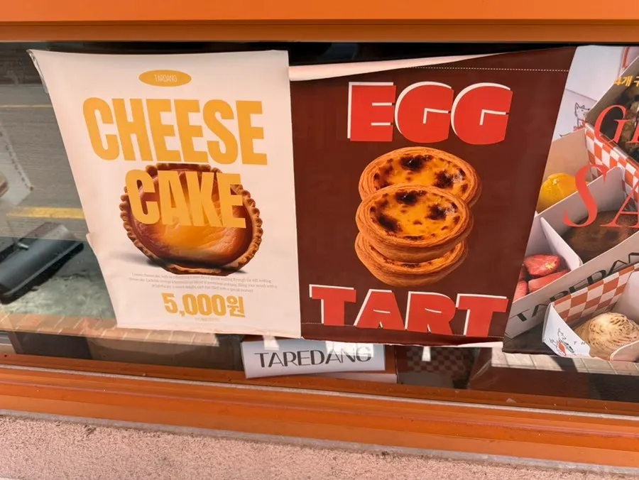 Cheesecake tarts on display at Tareudang
