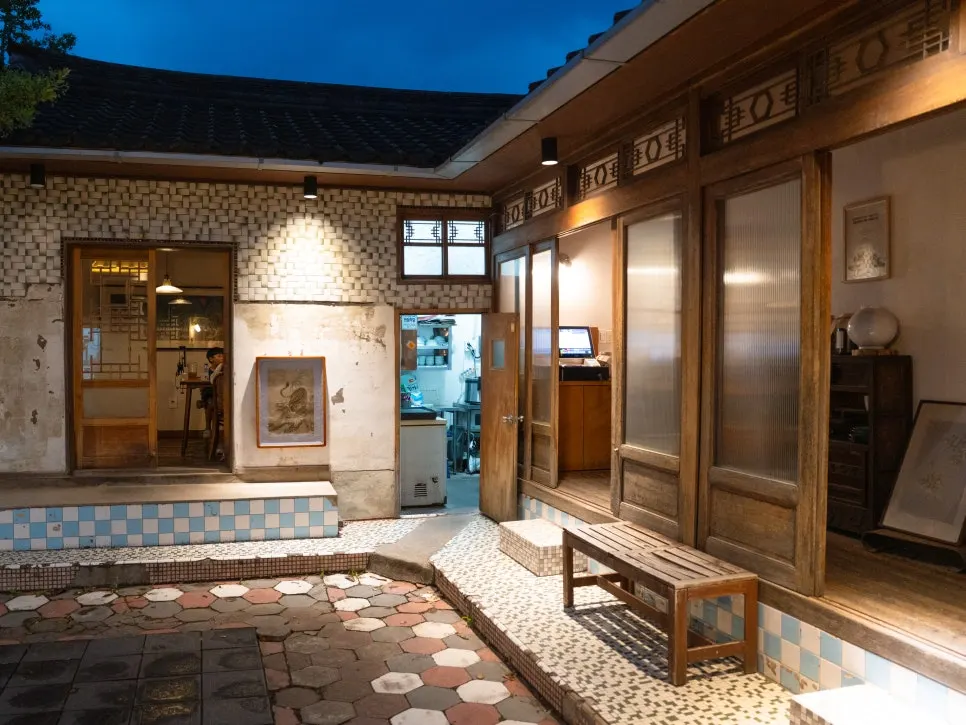 Small courtyard and entrance of Dongyang Baekban