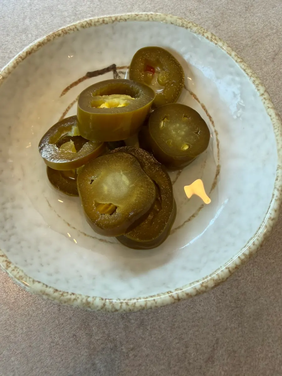 돈까스 한 조각을 집어 든 모습