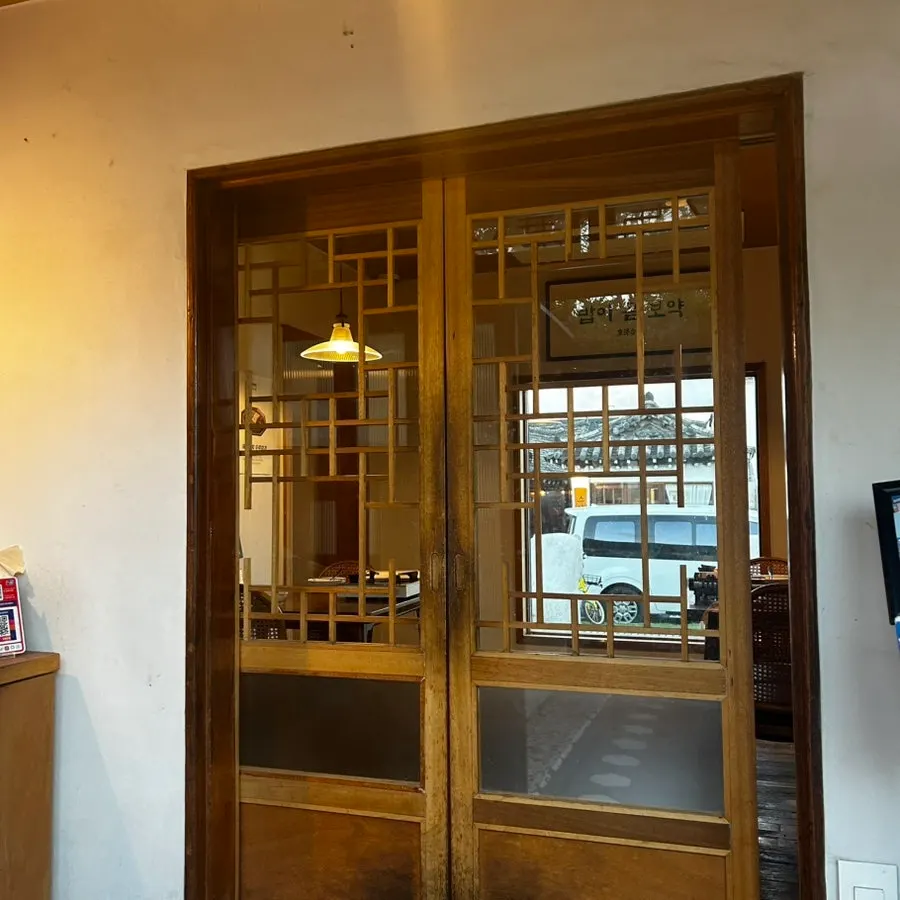 Calm wood-tone interior of Dongyang Baekban