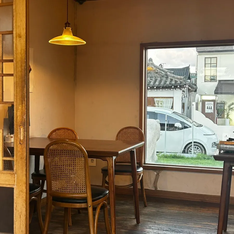 Room seat with two tables at Dongyang Baekban