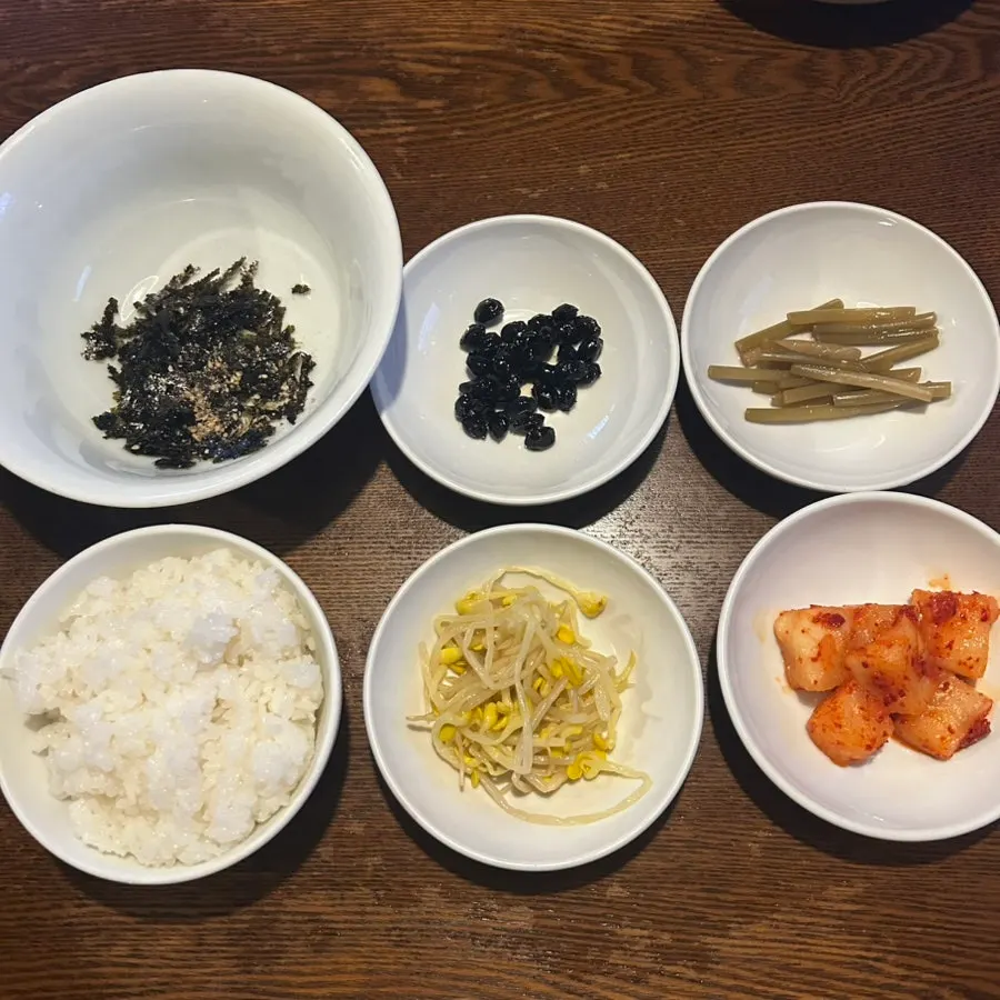 Banchan and rice served at Dongyang Baekban