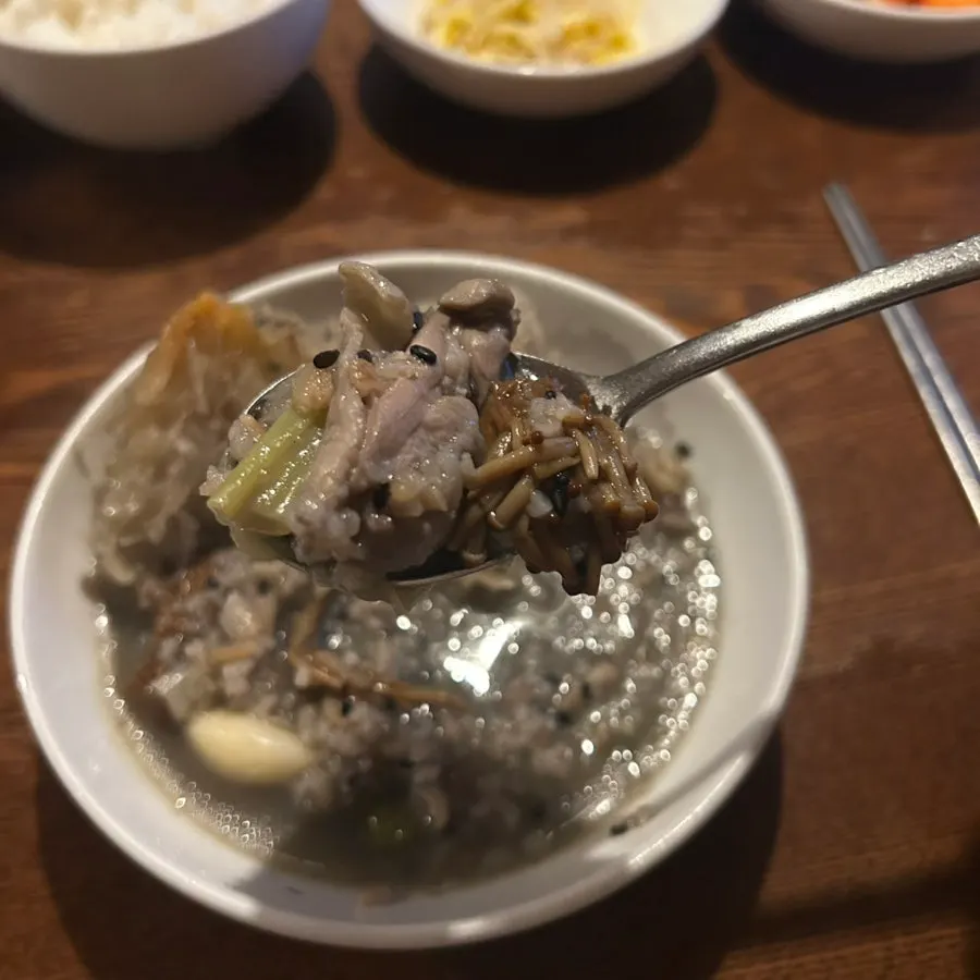 Nurungji porridge and chicken served on an individual plate