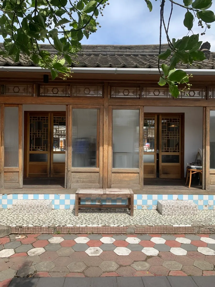 Path down the alley to Dongyang Baekban off Hwangridan-gil