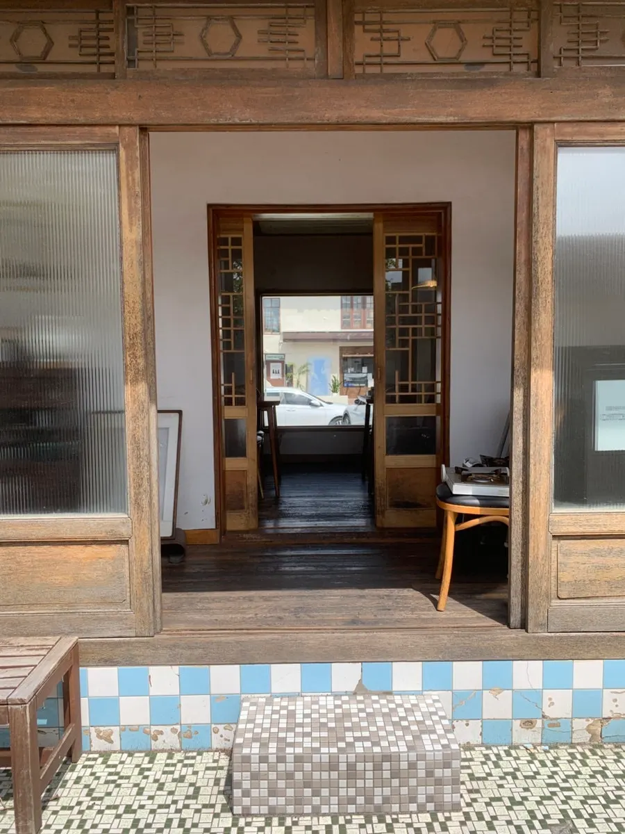 L-shaped hanok interior hallway