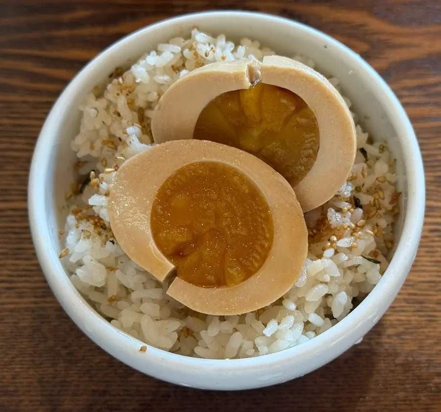 小菜與拌飯用碗、海苔粉桌面擺設