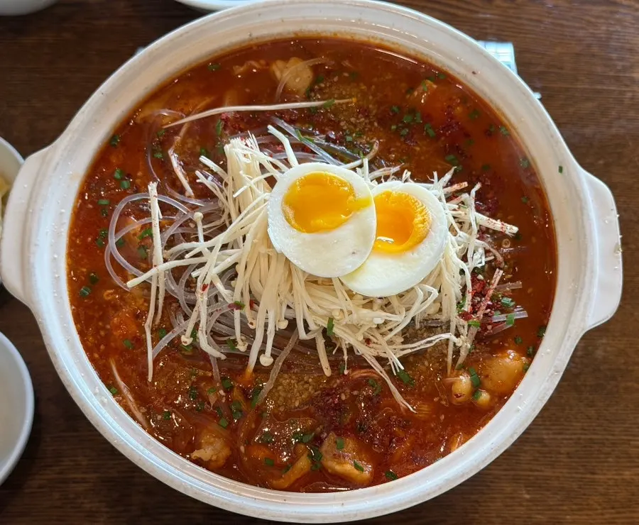 份量豐盛的生牛肉飯