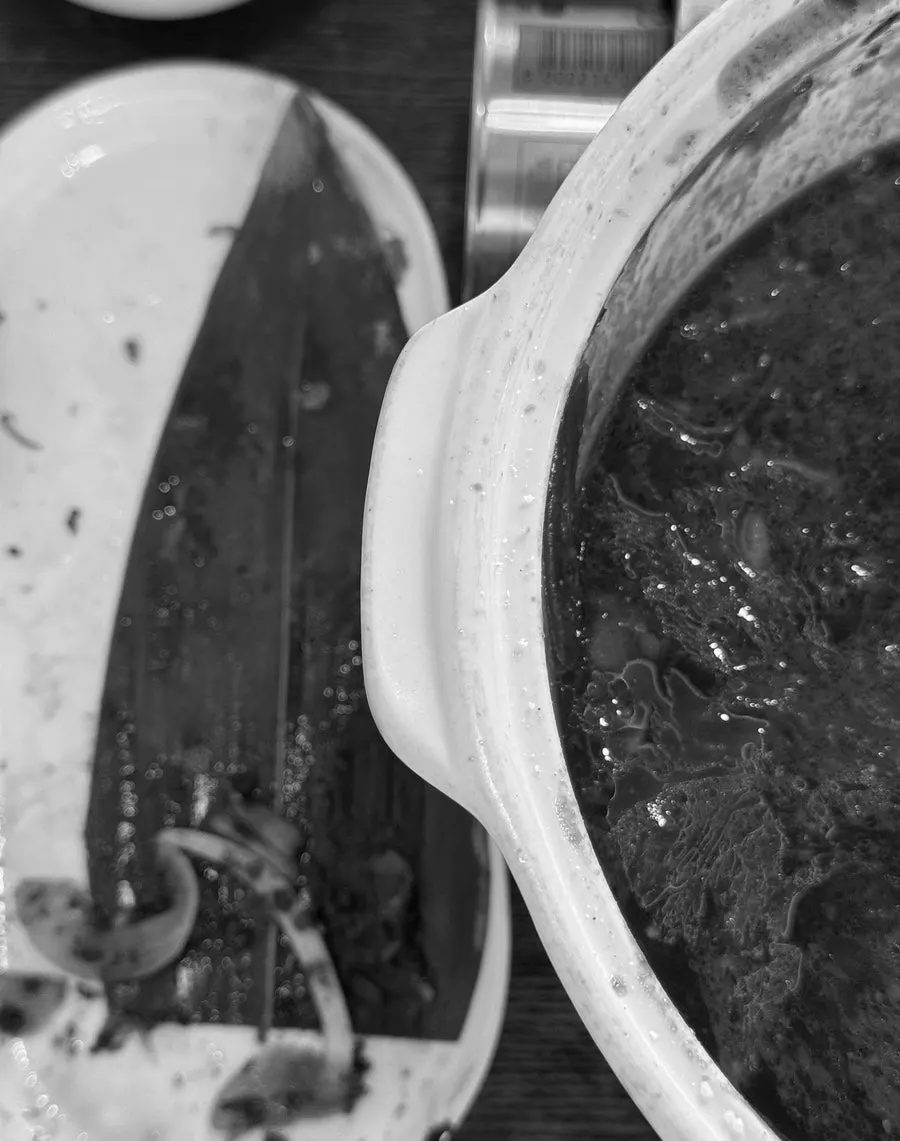 夾起烤牛肉片與洋蔥的畫面