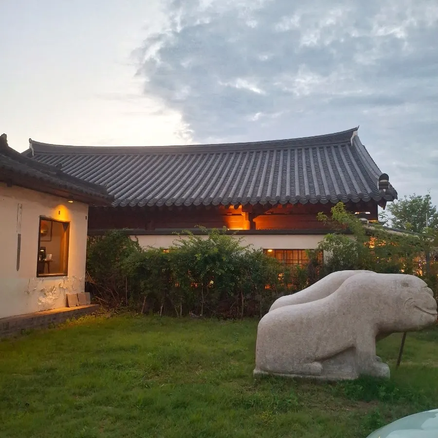 The alley in Hwangridan-gil leading to Dongyang Baekban