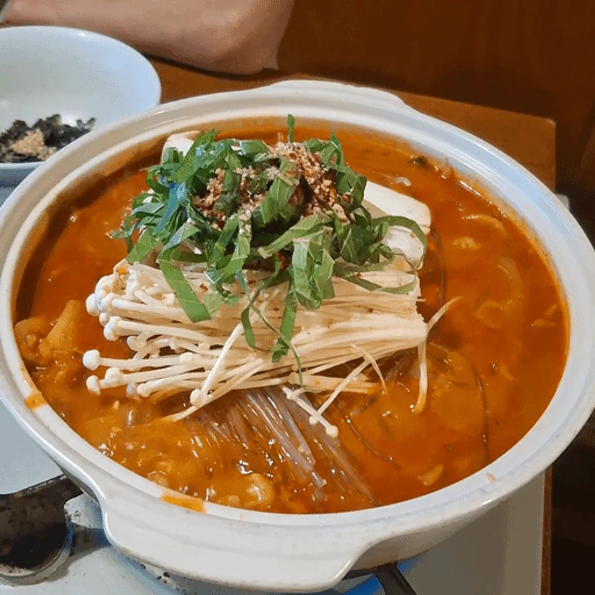 Dongyang Baekban's beef tripe hot pot starting to boil