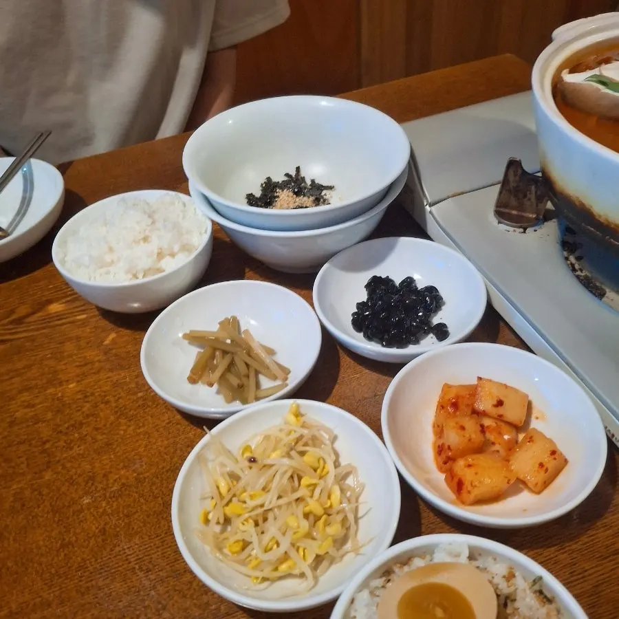 Basic side dishes: bean sprouts, diced radish kimchi, and stir-fried burdock