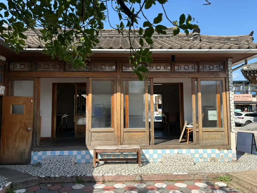 황리단길 거리와 어우러진 동양백반 입구