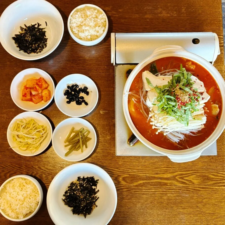 기본찬과 함께 차려진 한우곱창전골 한 상