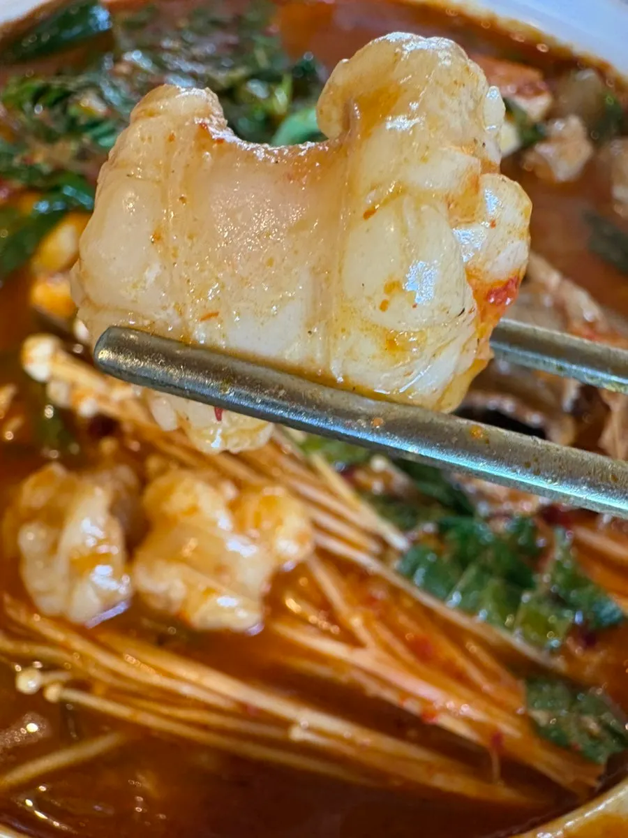 건져 올린 대창과 버섯 한 국자