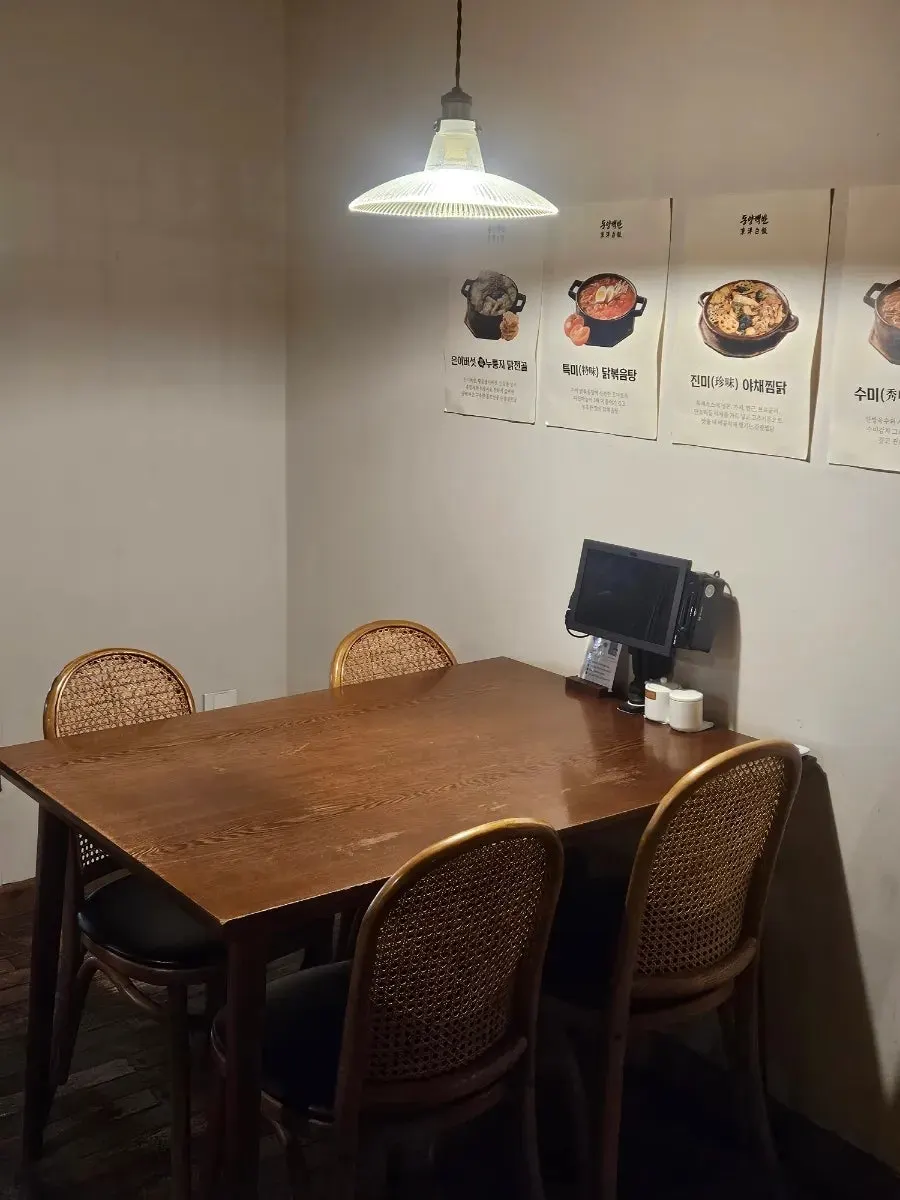 Seating at Dongyang Baekban separated like private rooms