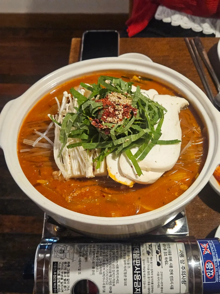 A bowl of beef mulhoe with broth poured over