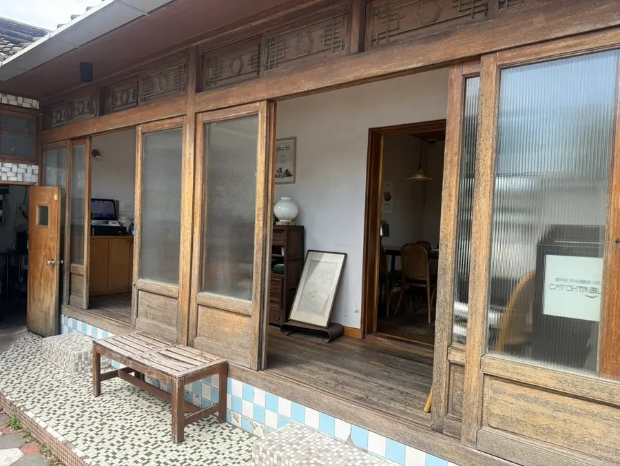 Quiet, old-fashioned exterior design of Dongyang Baekban