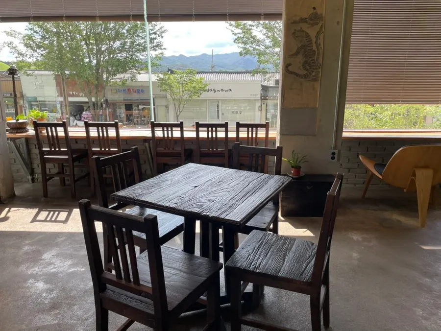Overview of the 2nd floor seating at Cafe Bonghwangdang