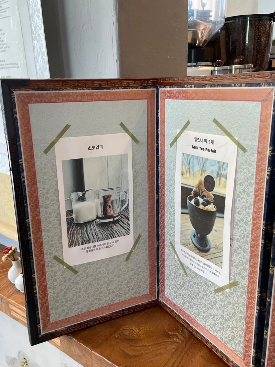 Cafe Bonghwangdang's drink menu board