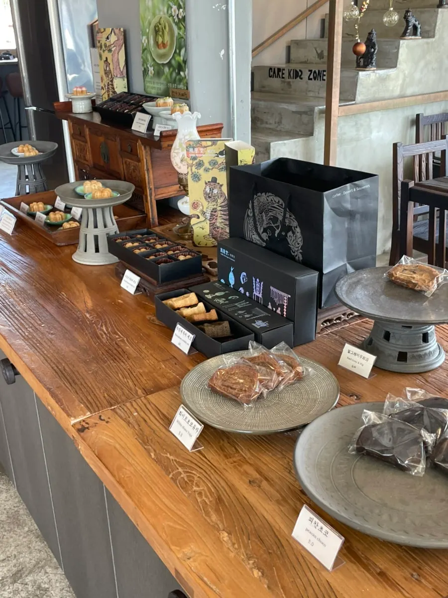 Cafe Bonghwangdang's dessert display case