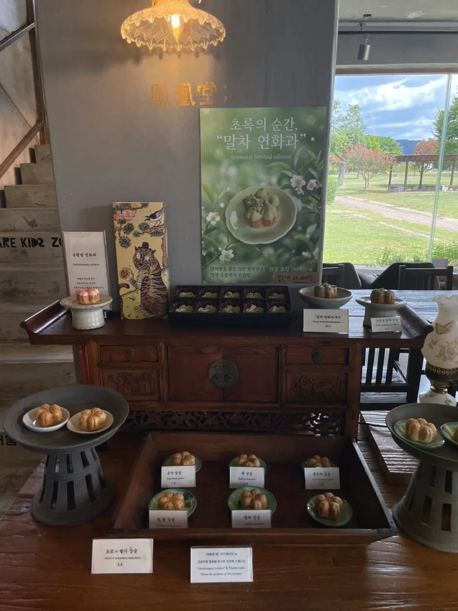 Sumakse cookie gift sets on display