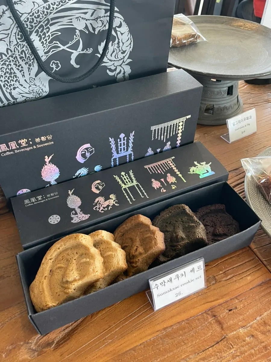 Packaging of the Bonghwangdang yeonhwagwa gift set